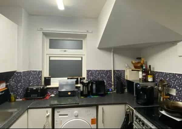 One Bedroom House Near London with Balcony and Great Transport Links