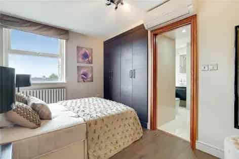 3 Bedroom 3 Bathroom Flat London 1085 sqft