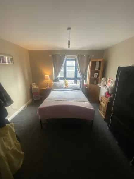 Spacious 2-Bed Flat Balcony Lift Access Parking Town Centre