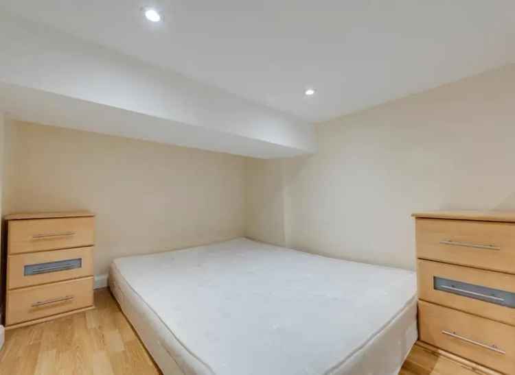 Earls Court Studio Flat with Balcony