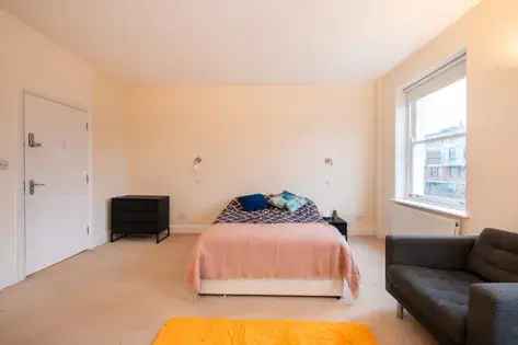 80m² Furnished Room in London Flat with Private Bathroom