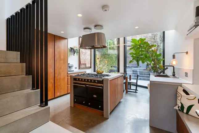 Detached House for Sale in London N1