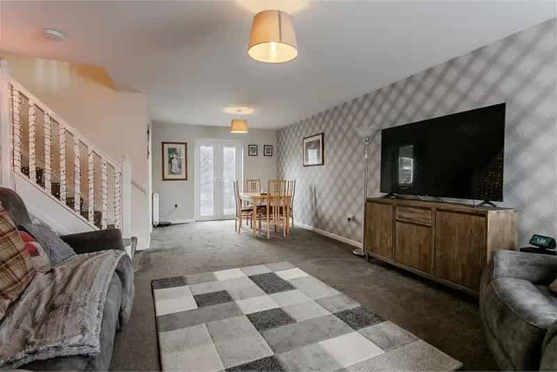 3 Bed Detached House with Garage and Garden