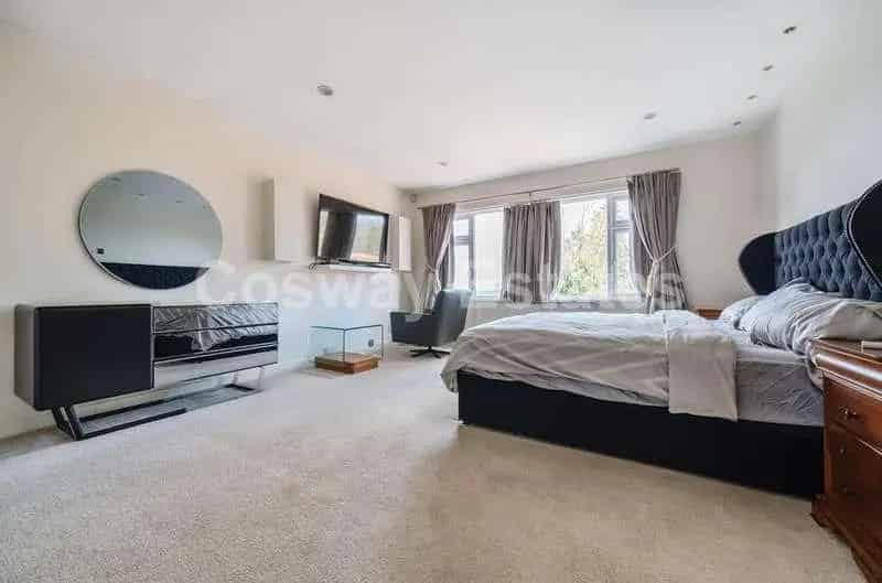 5 Bed House for Sale in Mill Hill