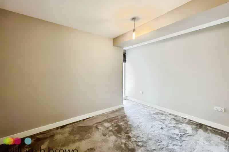 Charming Flat for Rent Near City Centre with Gym and Concierge