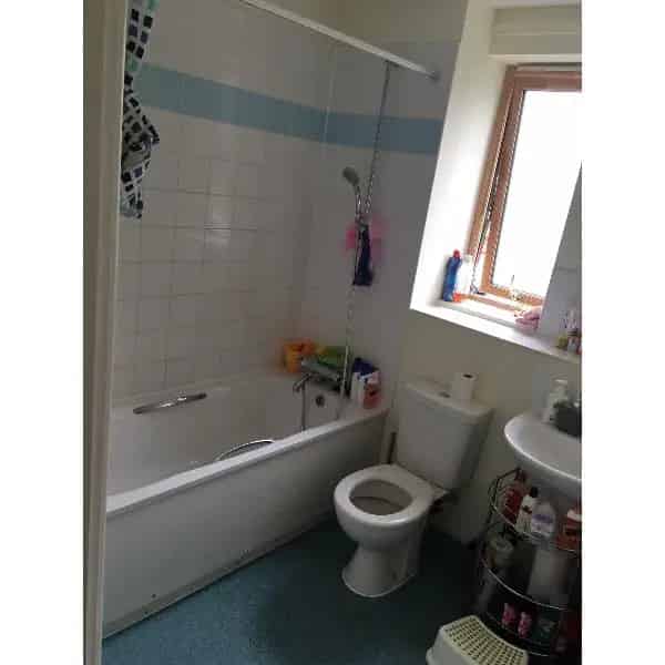 2 Bed Flat Near Shops and Train Station - Family Friendly