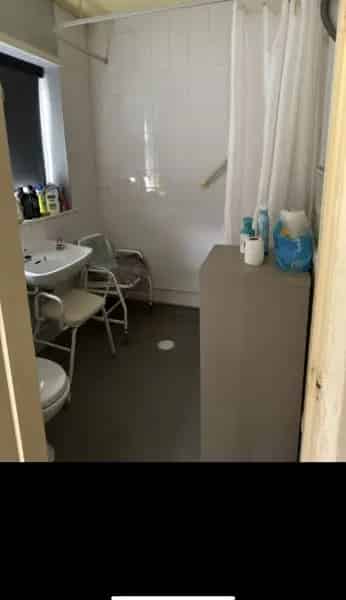 1 Bedroom Flat near Train Station and Shops