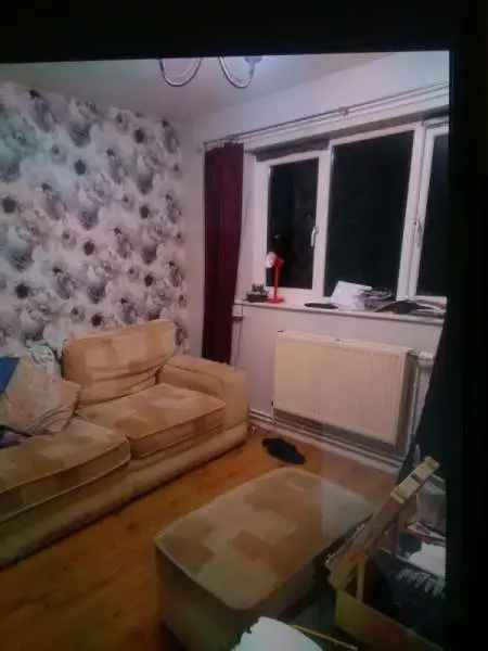 1 Bedroom Flat Near Shops and Bus Routes