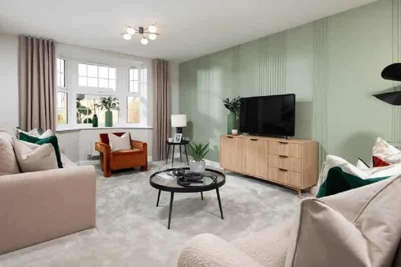 4 Bed Family Home with Garage and Parking Near Amenities