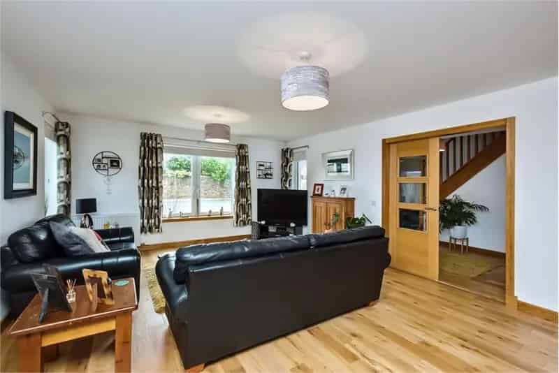 4 Bed Detached House 2 Reception Rooms Modern High Standard Finish