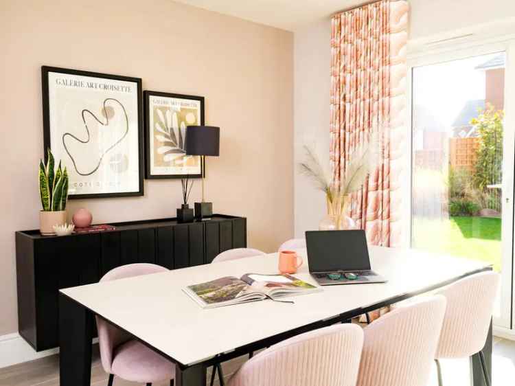 3 Bedroom Detached House for Sale - En-suite Bathrooms & Garage