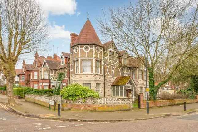 6 Bedroom House for Sale in Mapesbury Estate NW2