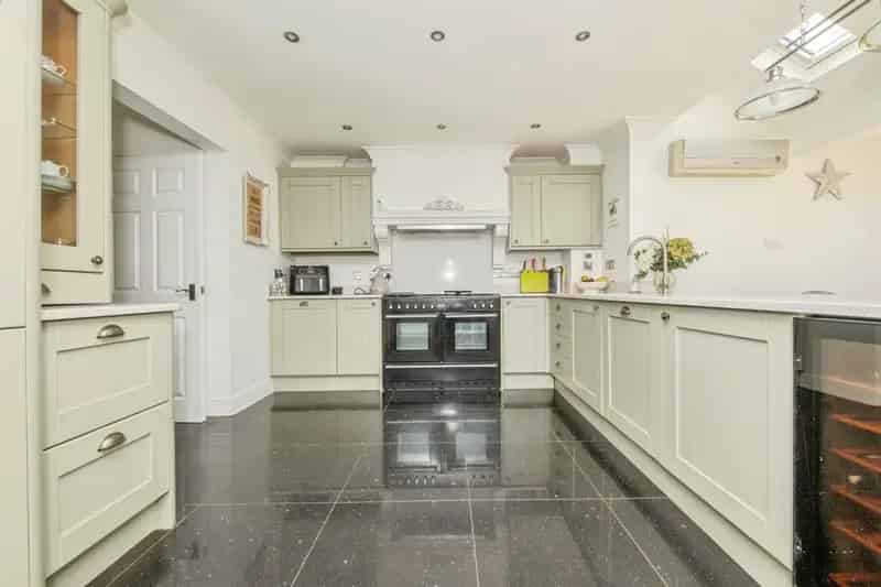 5 Bed 3 Bath Detached House with Therapy Room and Landscaped Garden