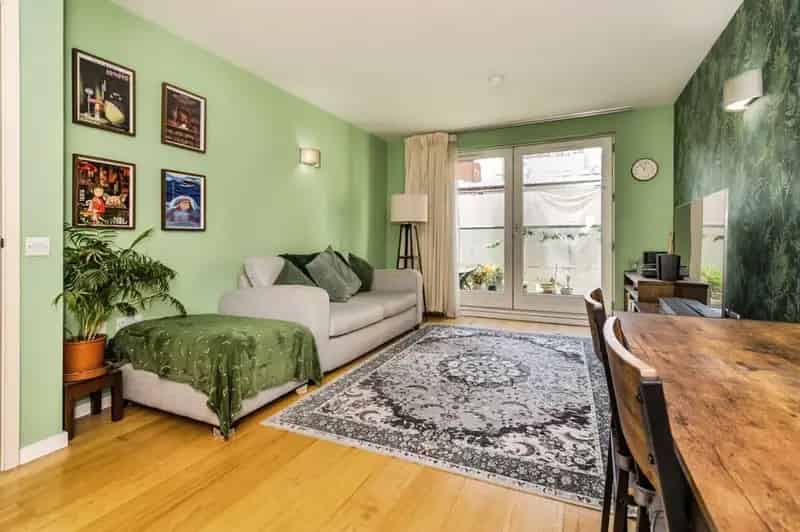 2 Bedroom Flat for Sale Manchester M4 Skyline Central Balcony Parking Gym Pool