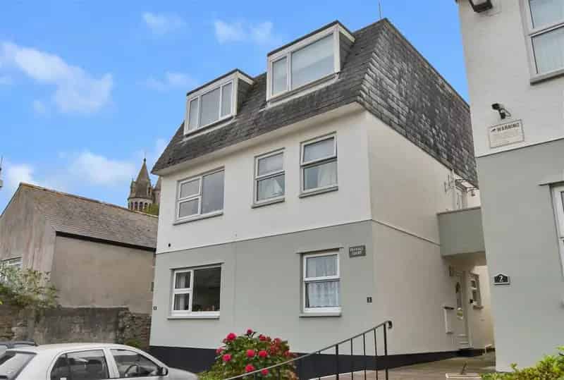 2 bedroom maisonette for sale