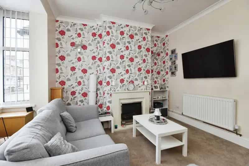 2 Bedroom End Terrace House with Modern Kitchen and Enclosed Garden