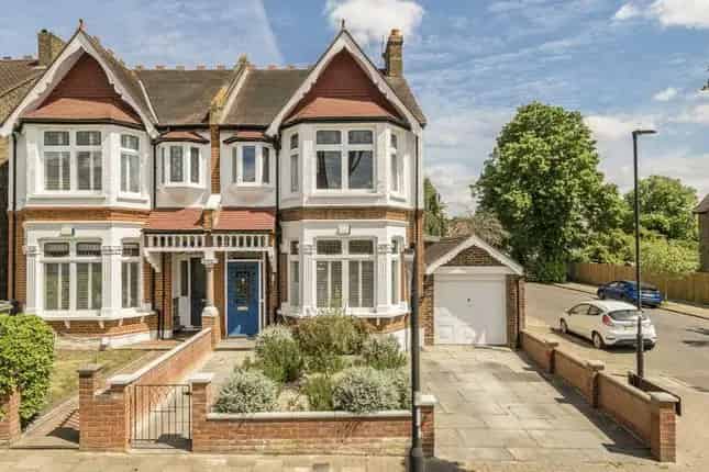 Semi-detached House for Sale in Braxted Park Streatham SW16