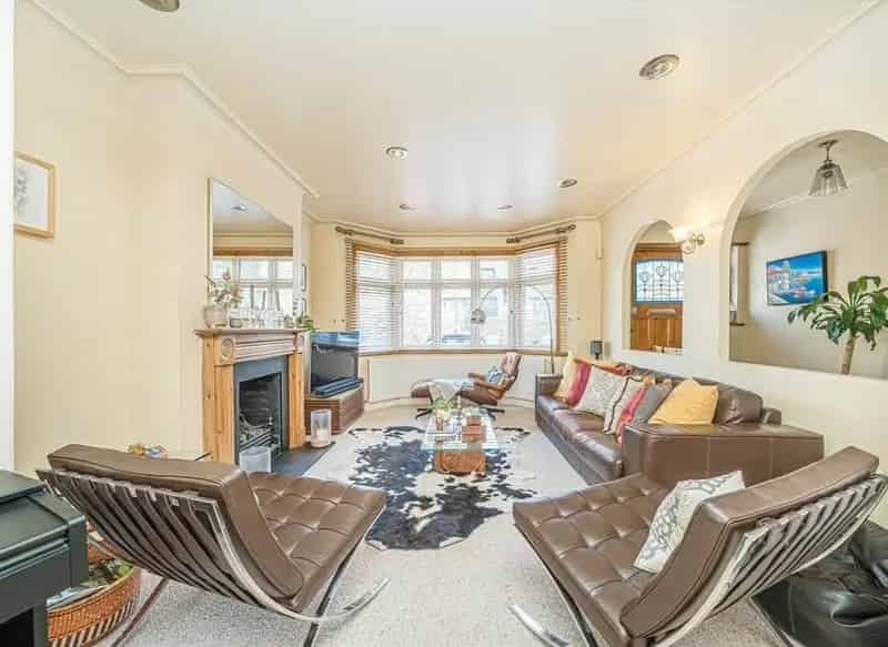 Five Bedroom Family Home Near Thames