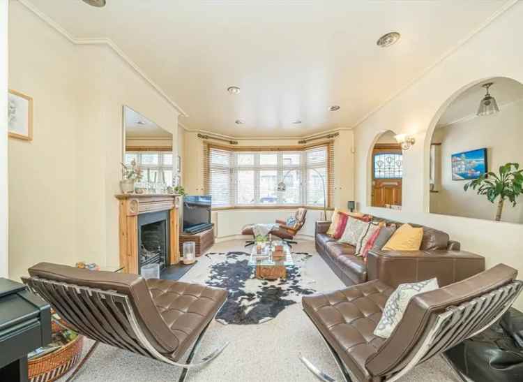 Five Bedroom Family Home Near Thames
