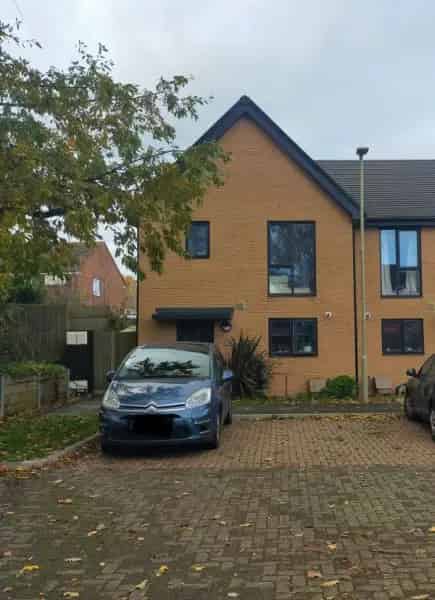 Large 3 Bed Semi Detached House with Garden and Storage