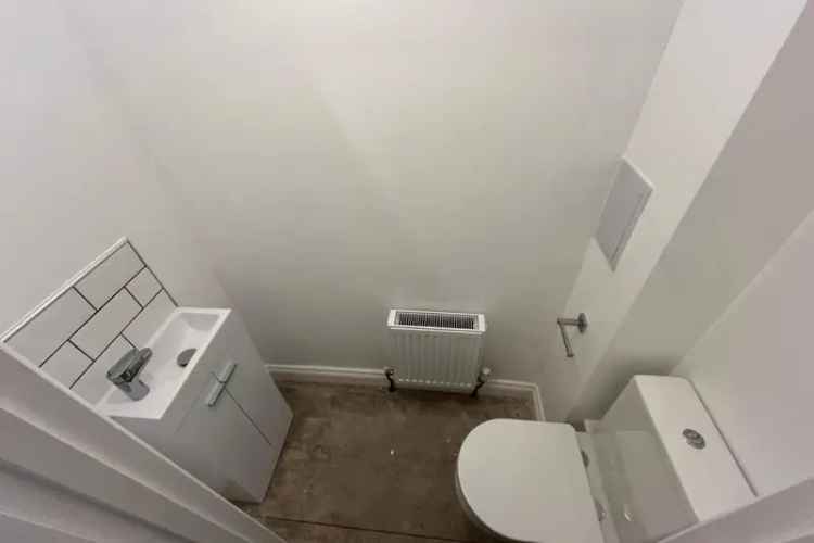 Stunning Townhouse Apartment Two Double Bedrooms Off Road Parking