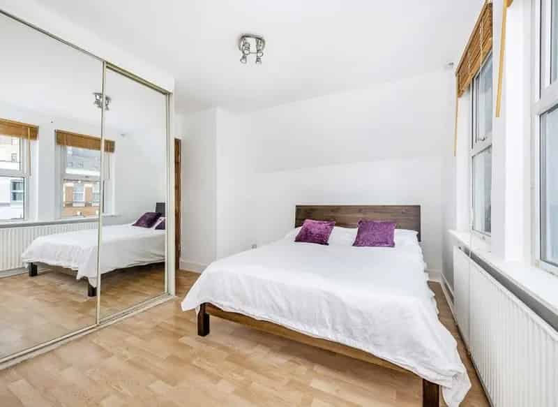 Two Bedroom Victorian Apartment with Garden Access