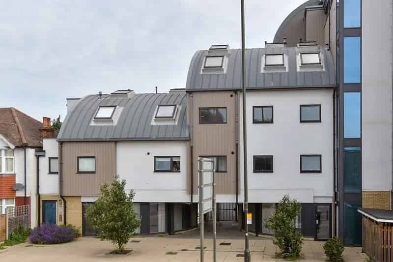 2 Bedroom Apartment For Sale Near Transport Links