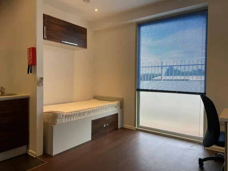 Students Only Furnished Studio Flat with Broadband