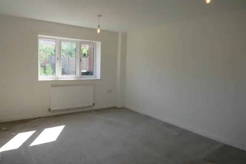 3 Bed Semi-Detached House with Enclosed Garden and Parking