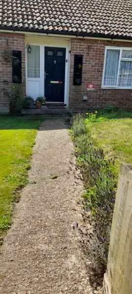 Bungalow For Rent in Calne, England