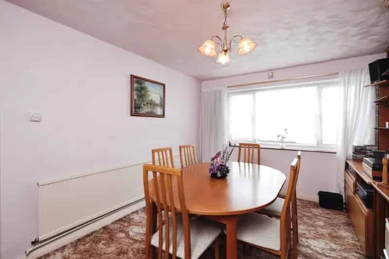 3 Bed Semi-Detached House Douglas Avenue