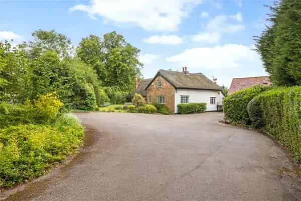 Thatched Cottage with Tennis Court and Stabling Near Milton Keynes