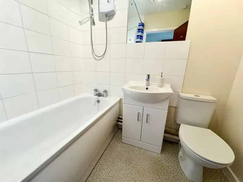 1 Bedroom Apartment for Sale - Share of Freehold - 999 Year Lease Extension