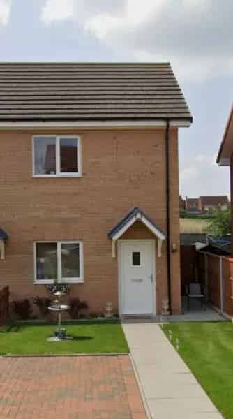 1 Bed Flat Near Shops Private Driveway and Garden
