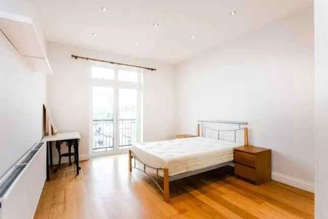 Flat to rent in Camden Road, Islington, London N7