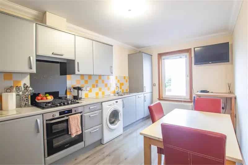 2 Bed Flat First Floor with 1 Reception Room Firth of Clyde Views
