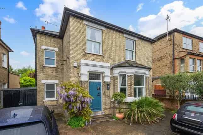 Spacious Detached Brentford Home - 4 Beds, 2 Receptions, Studio