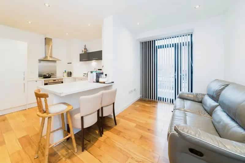 Modern 2-Double Bedroom Flat Crawley Secure Parking