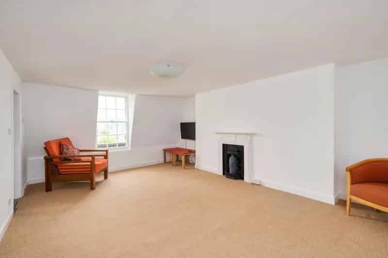 2 Bedroom Apartment Near Bath's Premier Square