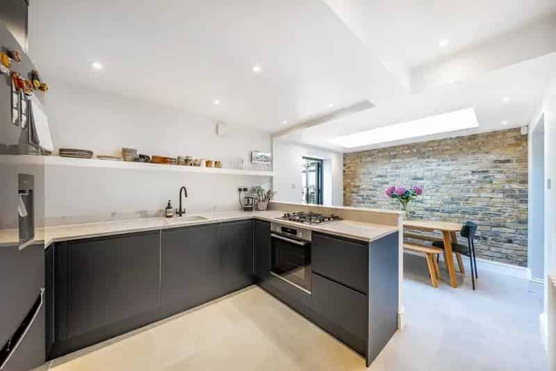 765 sq ft Ground Floor Garden Flat near Broadway