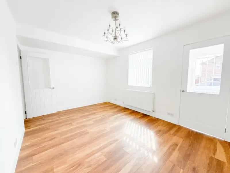 3 Bedroom House For Sale No Onward Chain