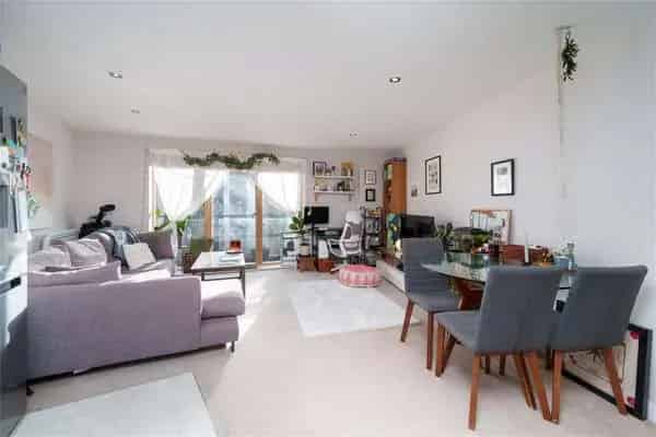 Bright 1-Bed Apartment Wimbledon SW19 Modern Development Balcony Parking