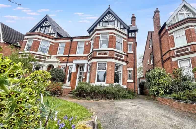 5 Bedroom Semi-Detached House for Sale