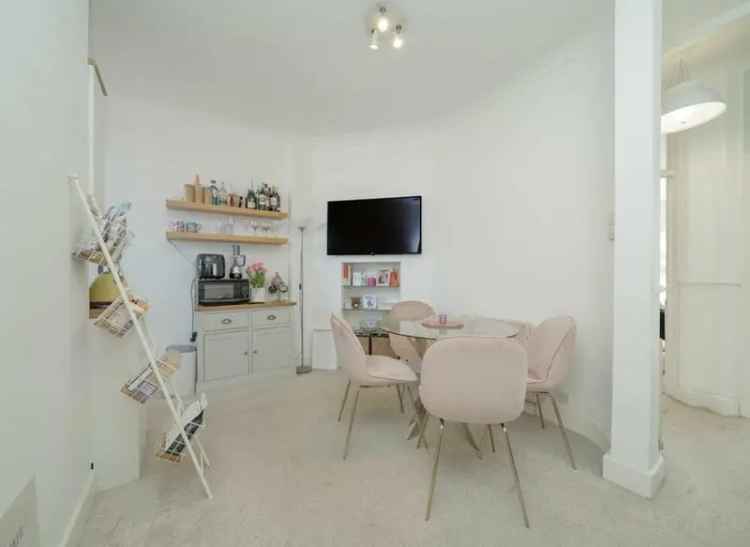 St John's Wood Double Bedroom Apartment with Communal Garden