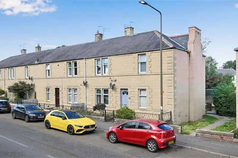 2 Bed Flat - Upper with 1 Reception Room