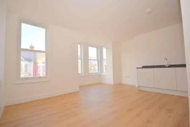 2 bed flat for sale
