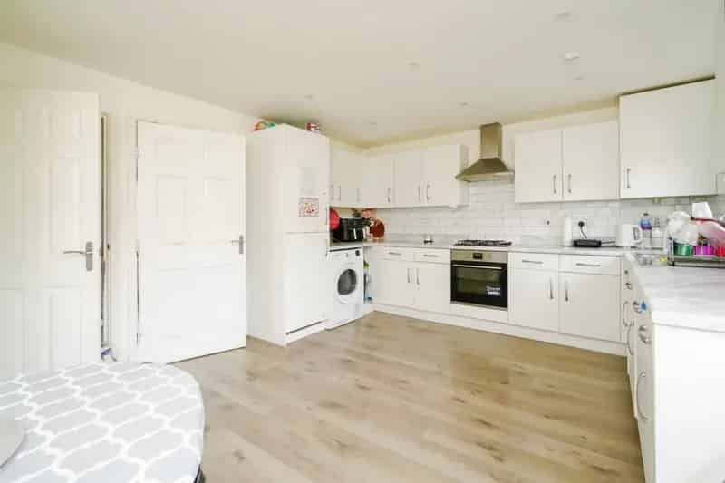 Spacious 4-Bedroom Family Home in Banbury with Garden and Garage