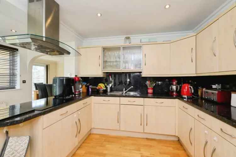 Family Home in The Oval Broxbourne Near Schools and Station