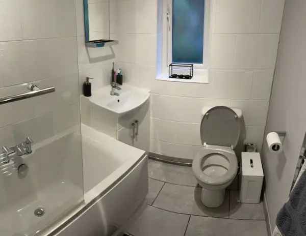 2 Bed Cottage Flat Burnage - Newly Updated