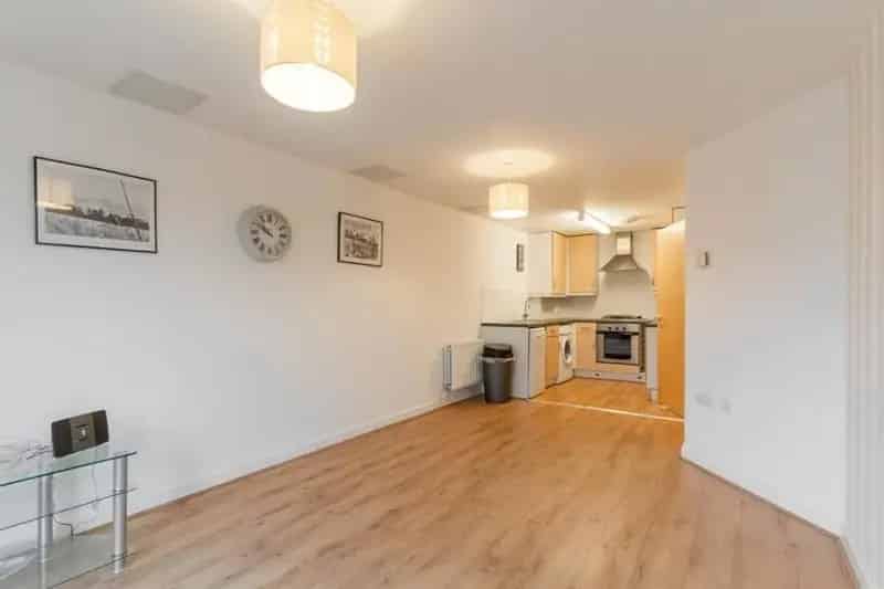1 Bed Flat for Sale Near Town Centre and Station